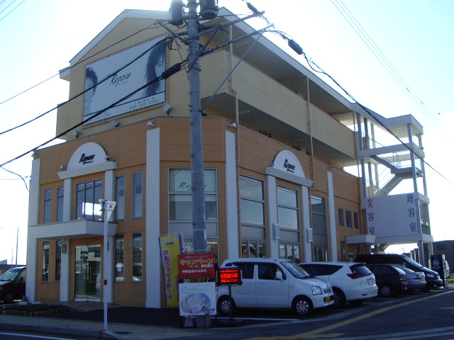 建物外観　１階は美容室です。