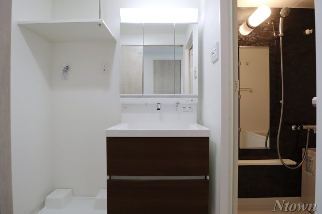 洗面設備　独立洗面台、小物を置くことができて便利です