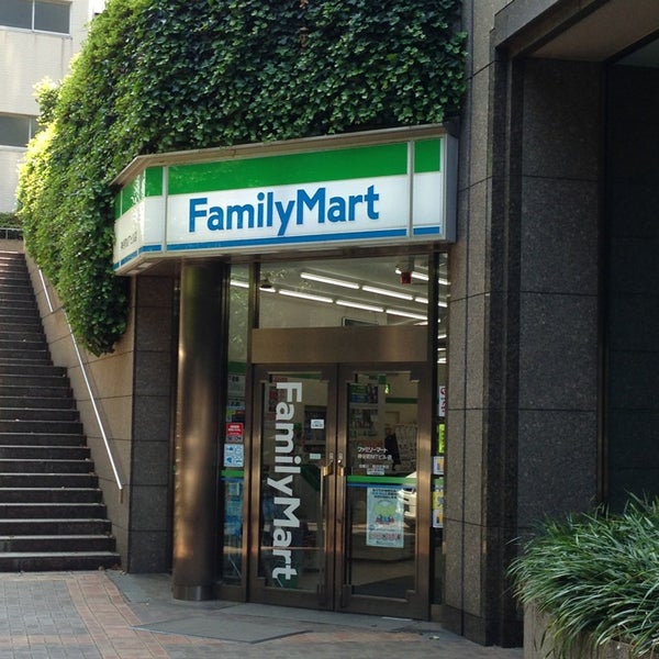 コンビニ　ファミリーマート神谷町駅前店（コンビニ）まで62m