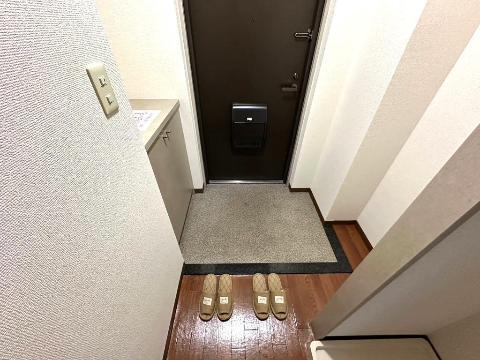 玄関　アンテノール黒川 （写真間取り反転タイプ）