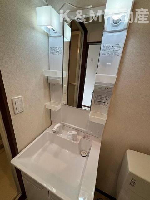 洗面設備　ゆったりとスペースのある洗面所