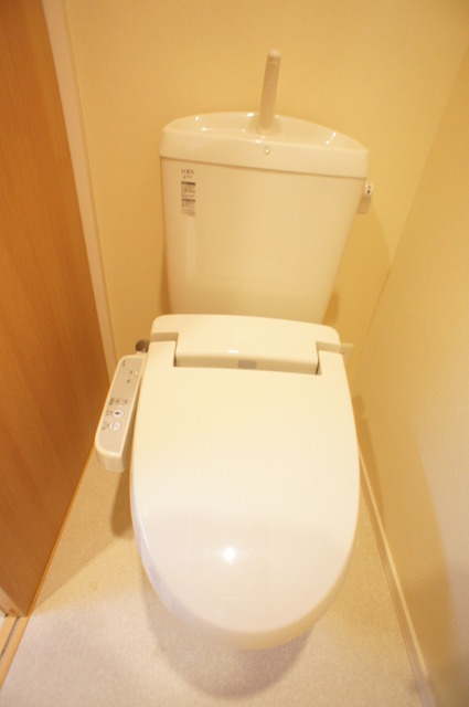 トイレ　バストイレ別で便利なシャワー付き！清潔感ある洋式トイレです♪