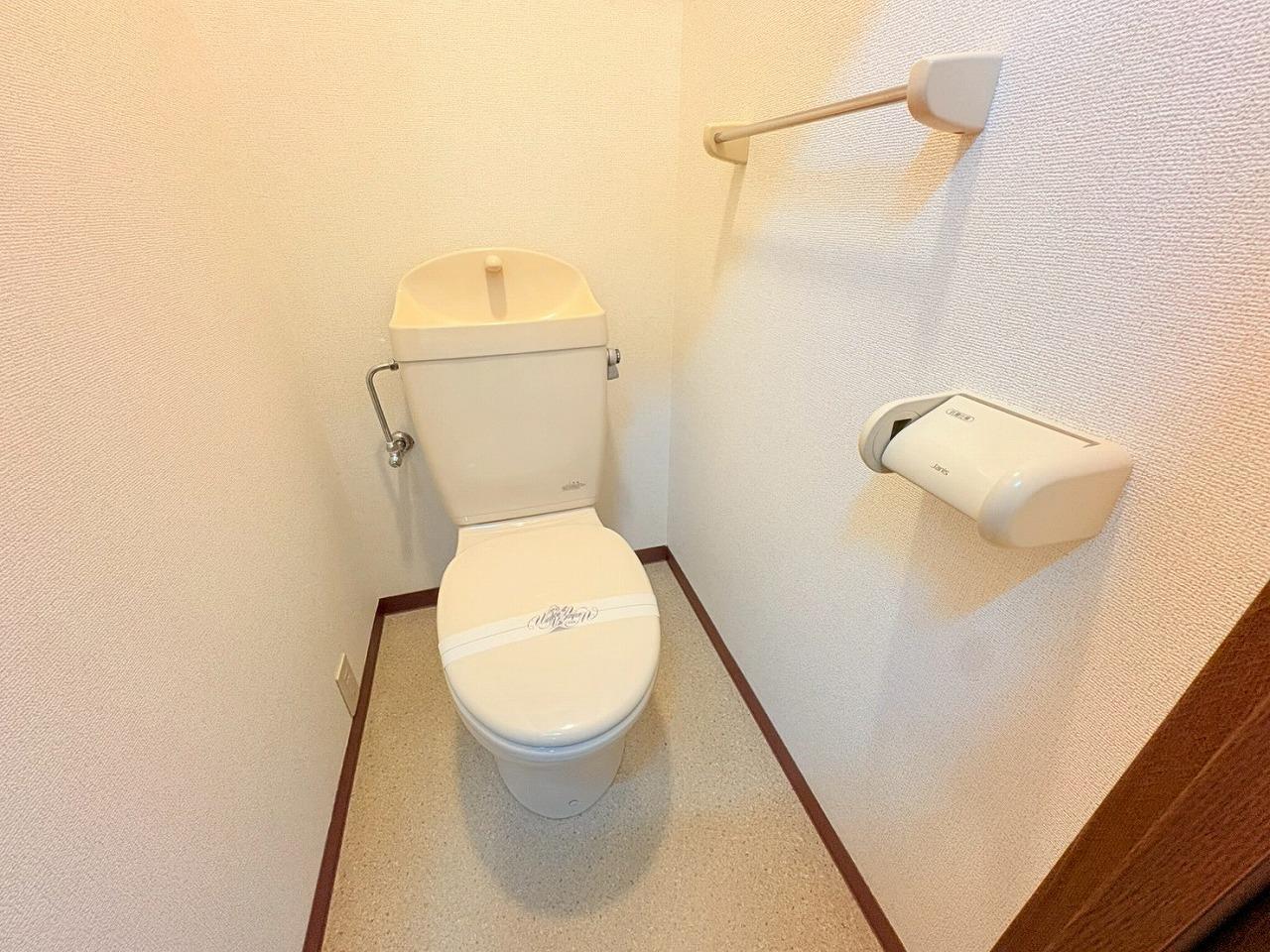 トイレ　※退去予定の物件の為別部屋の写真を使用しております。