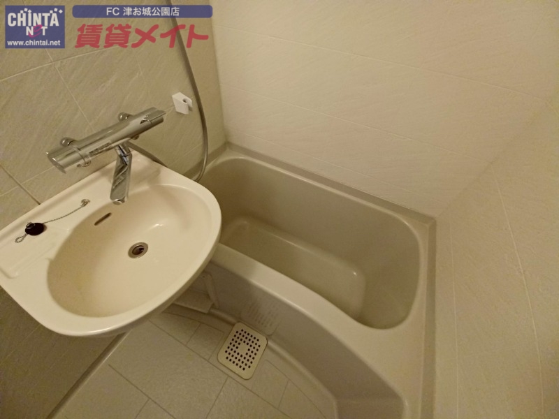 バス・シャワールーム　同じ物件、別部屋の写真です