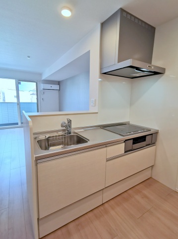 キッチン　3口ＩＨコンロとグリル付きの対面式システムキッチン