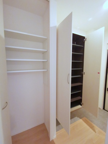 玄関　シューズボックスと玄関収納