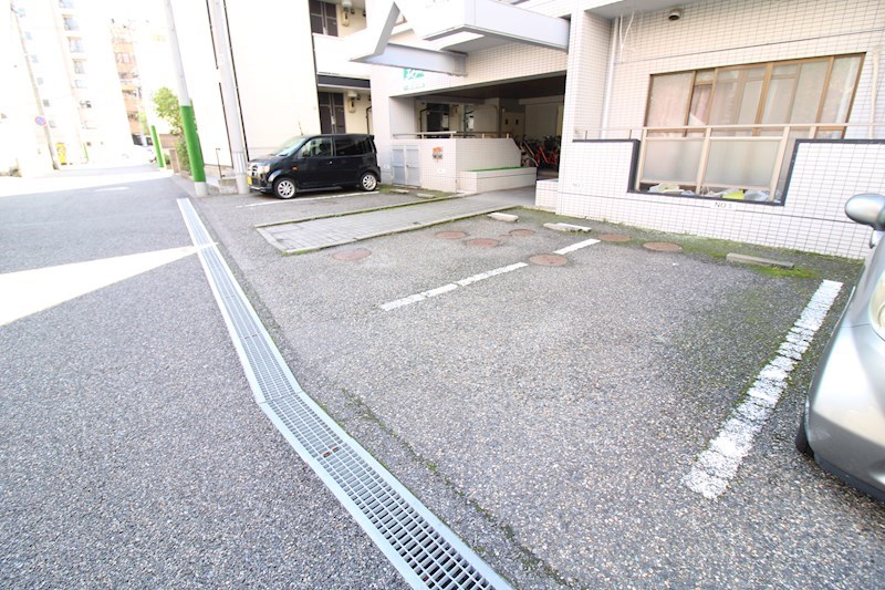 駐車場　敷地内駐車場、満車の場合は近隣駐車場をご紹介します