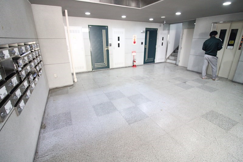 ロビー　集合ポスト。エレベーターもあります