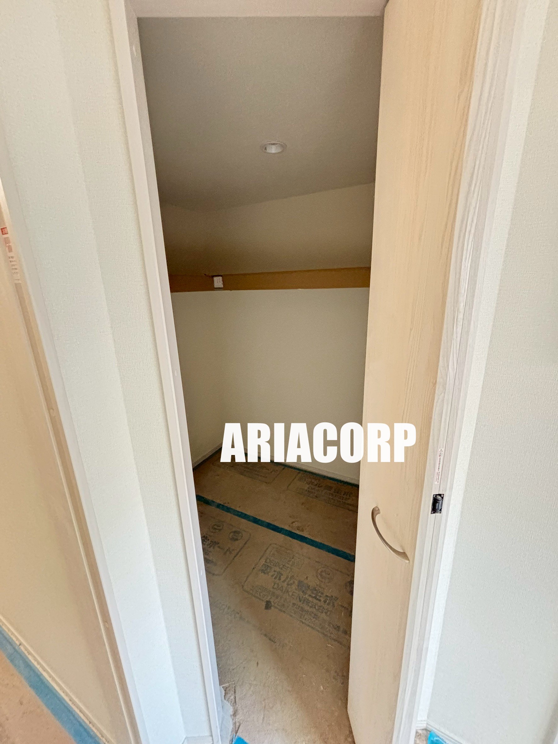 収納　クローゼット。上部には便利な棚がございます！