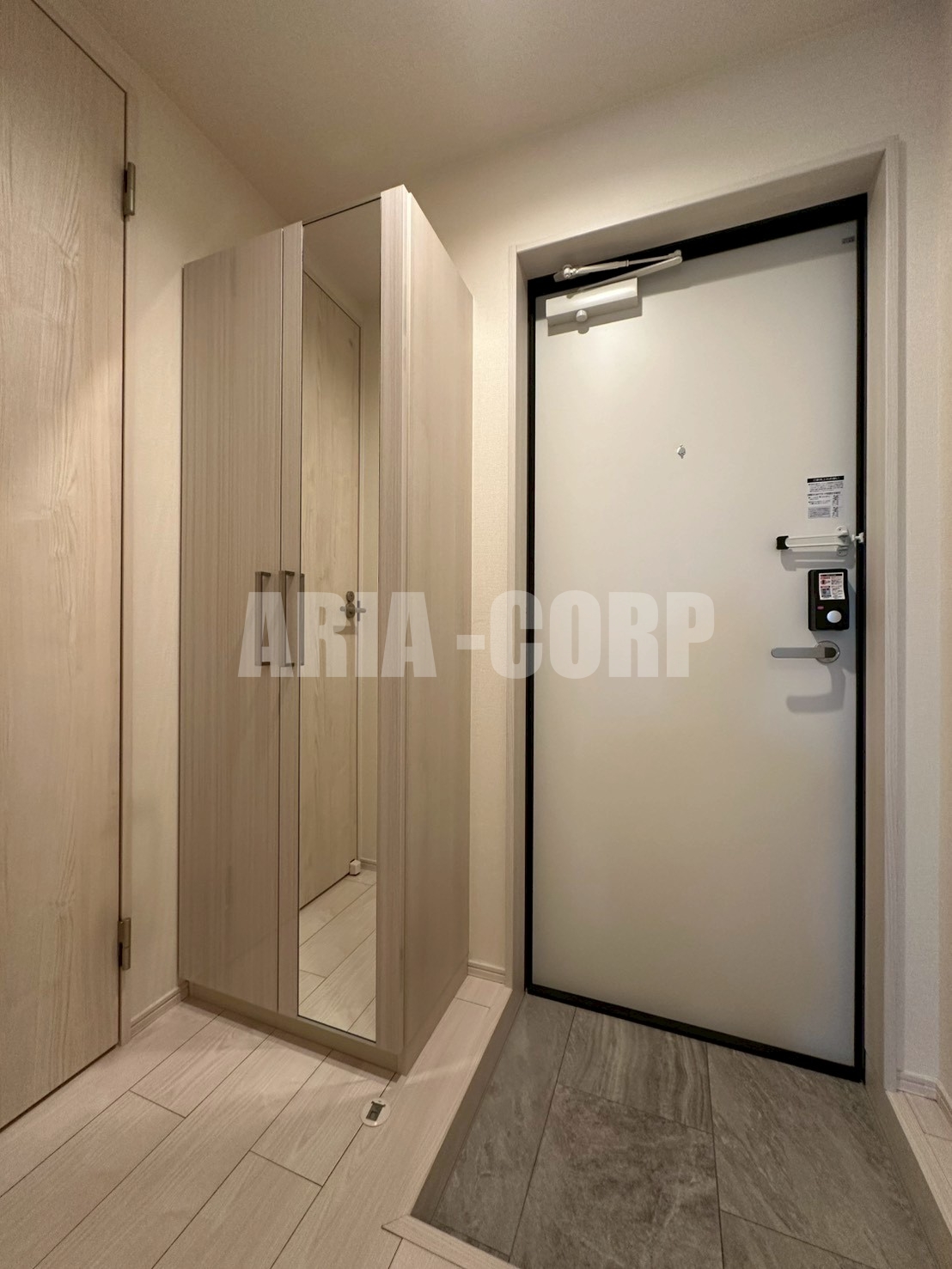 玄関　嬉しい姿見付の大型シューズBOX付です！