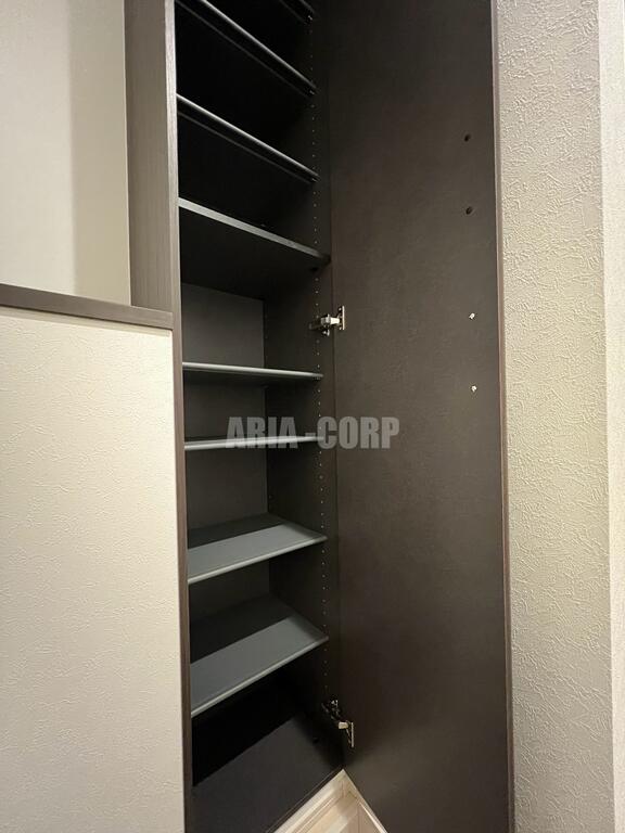 玄関　（同仕様）縦型シューズボックス搭載♪