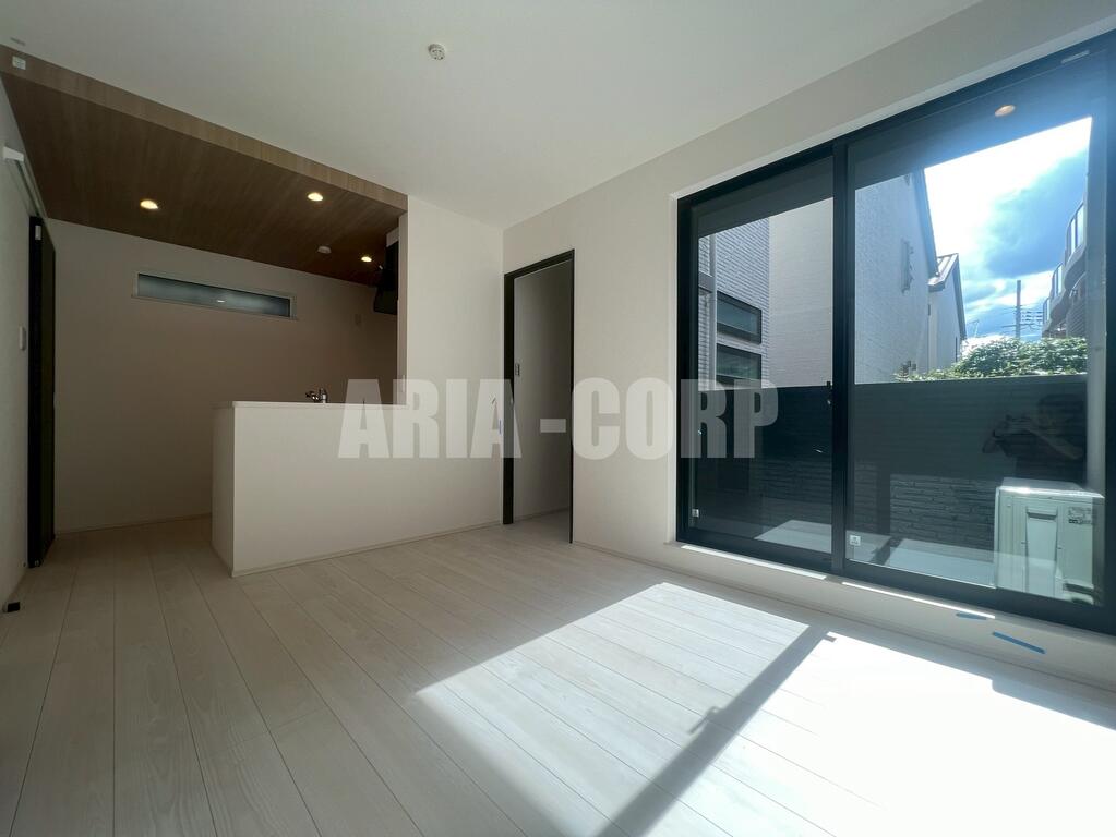 居室・リビング　（同仕様）レイアウトしやすい空間です♪南向きで日当たり良好♪