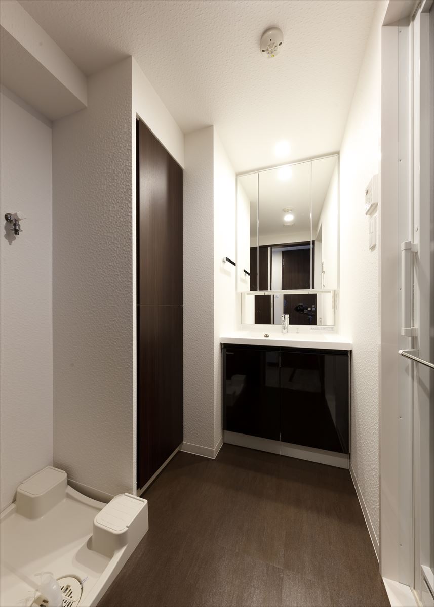 洗面設備　朝の支度にも助かる、独立の洗髪洗面化粧台