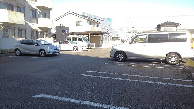 駐車場　駐車場があるので、車を買う予定の方も安心です