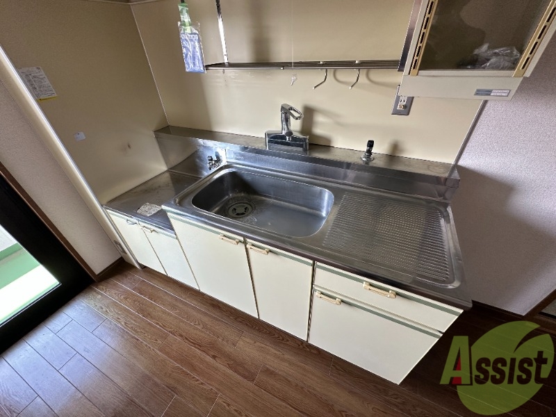 キッチン　２口ガスコンロも問題なく設置でき、収納もあります。