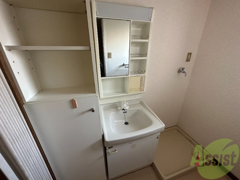 洗面設備　洗面化粧台も独立しており、洗面台の棚も利便性がありますね。