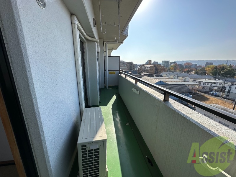 バルコニー　バルコニースペースも広く、洗濯物も問題なく干せそうですね。