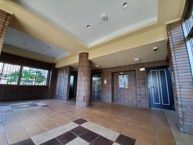 エントランス　【エントランスホール】まるで分譲マンションのような、ゆとりの