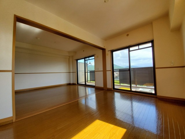 その他部屋・スペース　【洋室】リビング横の洋室。間仕切りを開ければ、１８．５帖のリ