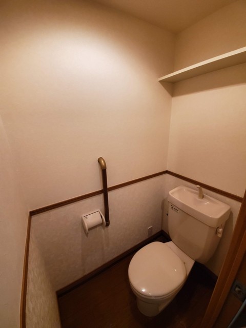 トイレ　【トイレ】トイレも広々。バリアフリーで手すりもあります。