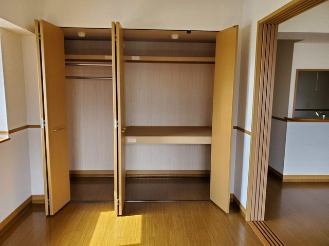 収納　【洋室】リビング横洋室の収納。大容量です。