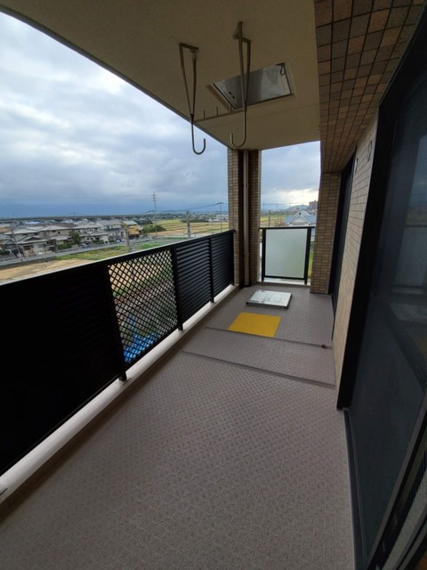 バルコニー　【バルコニー】ゆとりのあるベランダは、解放感あります。