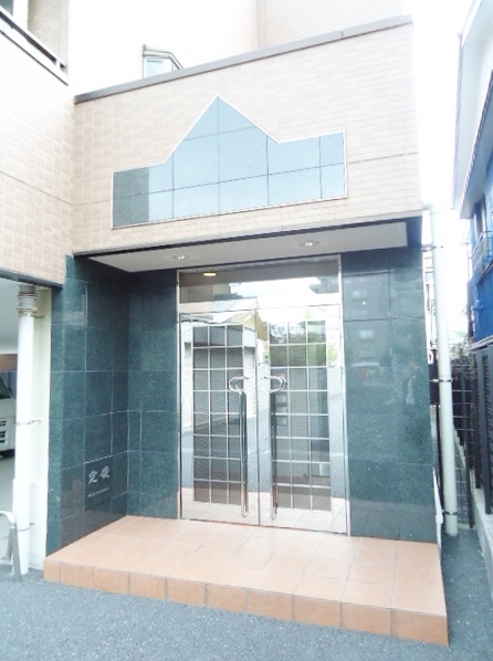 エントランス　重厚感のある建物デザイン♪