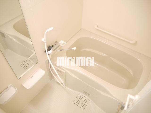 バス・シャワールーム　綺麗なお風呂には大きいミラーも付いています