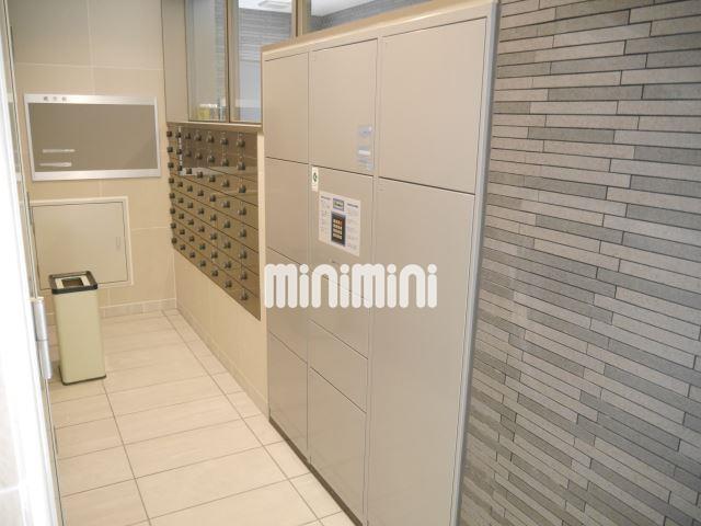 エントランス　宅配ロッカーもあります