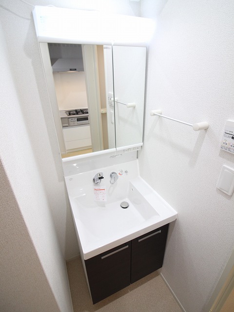 洗面設備　シャワー付き独立洗面台