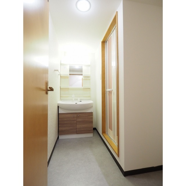 洗面設備　※参考。写真は３０３号同タイプ。