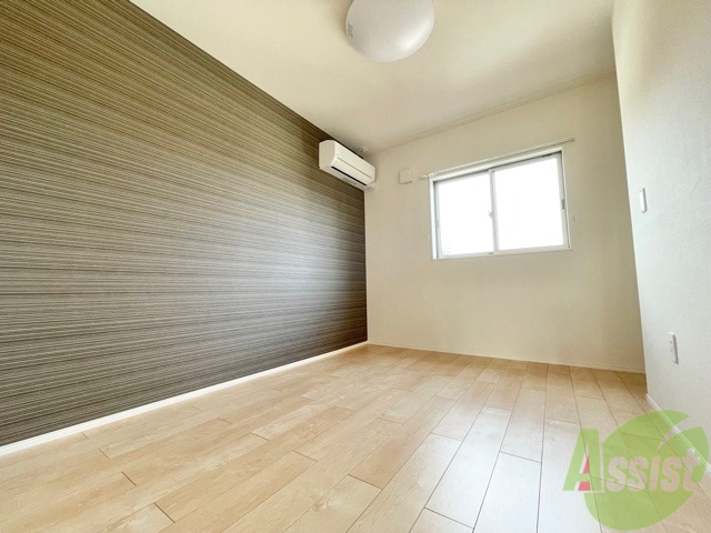 その他部屋・スペース　壁紙がお洒落な寝室は、エアコンも付いていて快適ですね