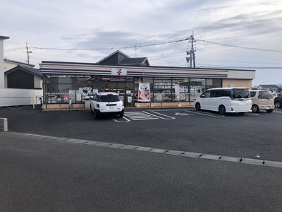コンビニ　セブンイレブン（コンビニ）まで606m