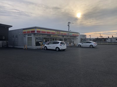 コンビニ　デイリーヤマザキ（コンビニ）まで695m