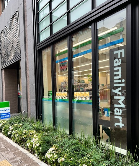 コンビニ　ファミリーマート（コンビニ）まで109m