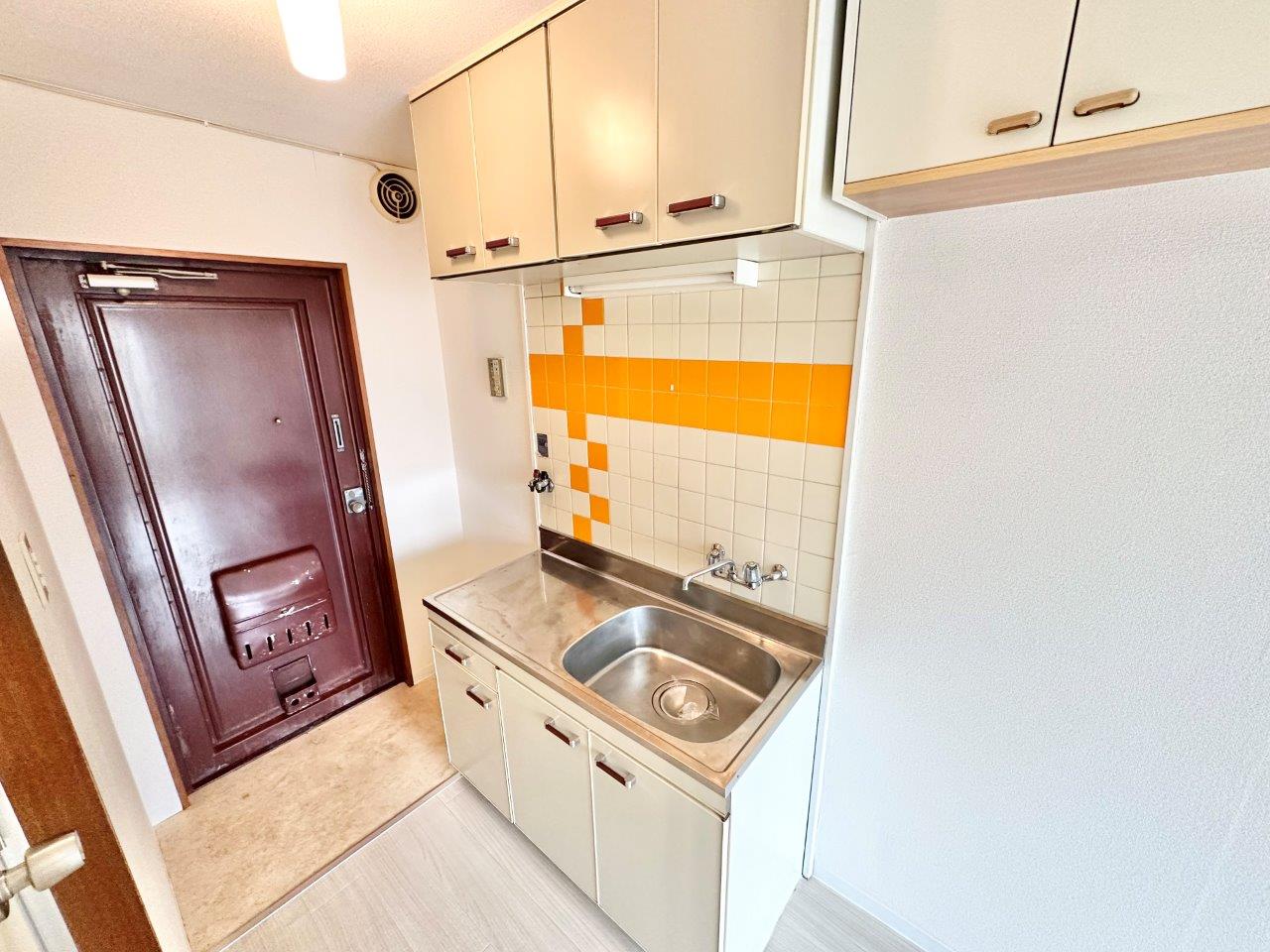 キッチン　反転タイプの内装となります。