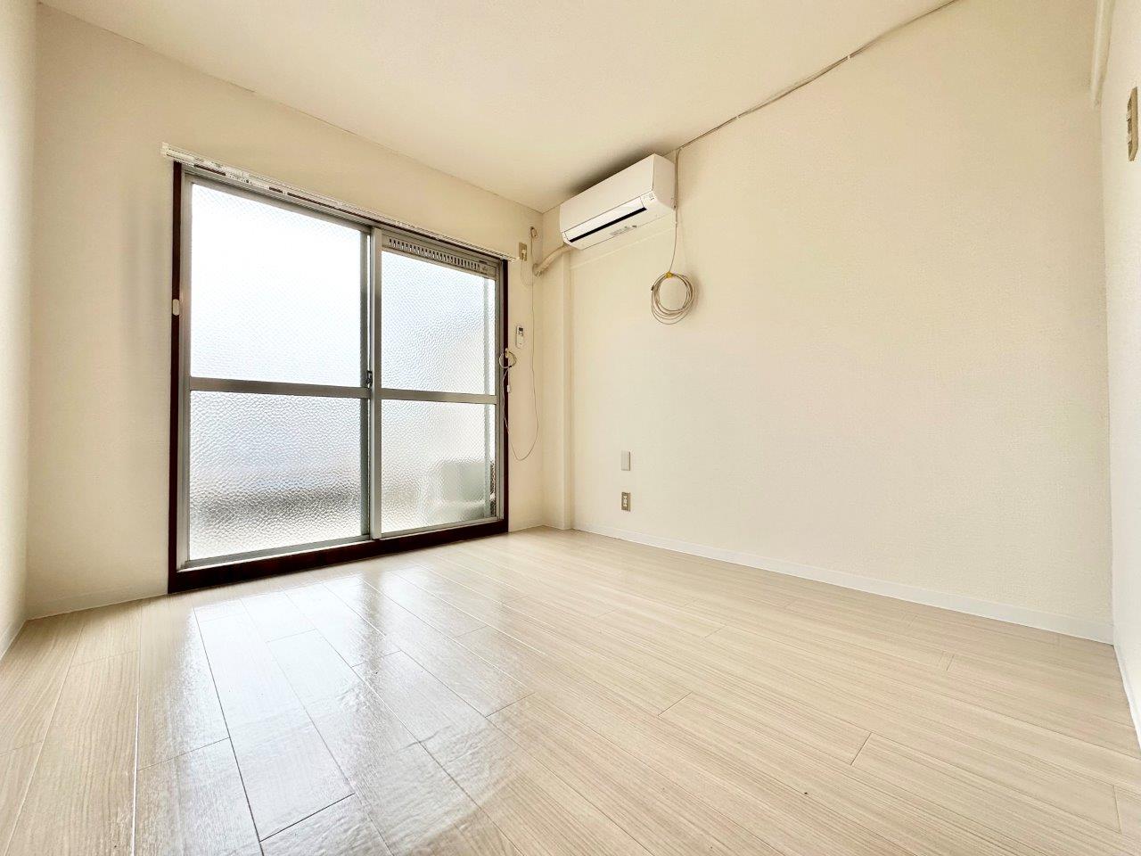 居室・リビング　反転タイプの内装となります。