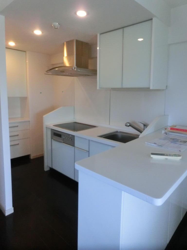 キッチン　ＩＨ３口のカウンター付き