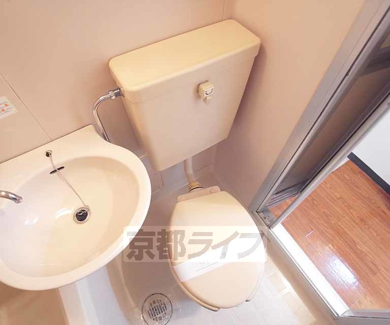 トイレ　トイレもお風呂場に設置です。