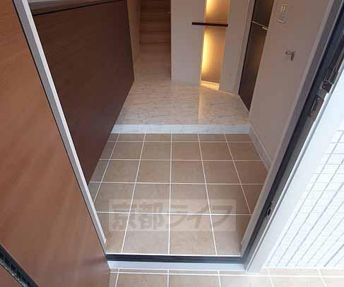 玄関　靴も脱ぎやすいです。