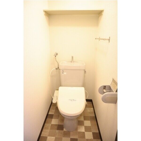 トイレ　落ち着いた色調のトイレです