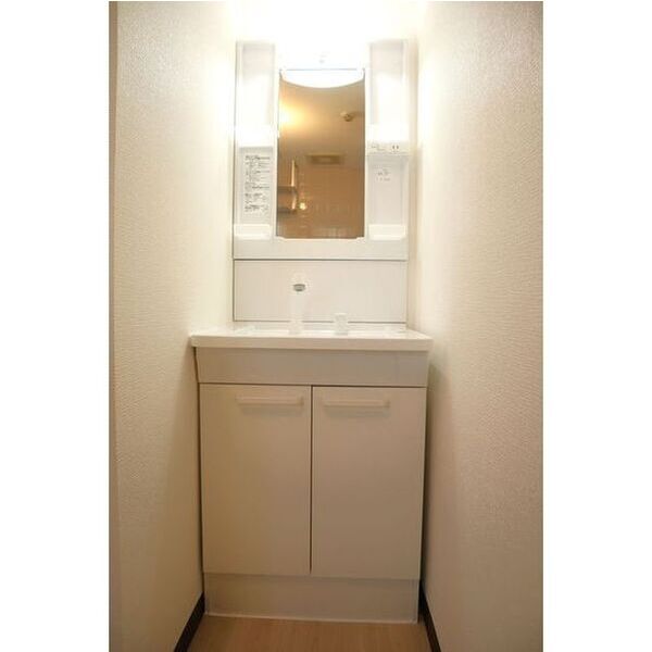 洗面設備　使いやすい独立洗面台です