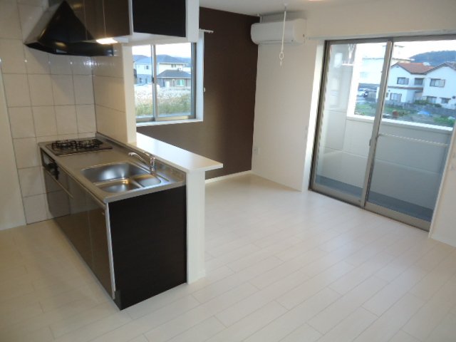 居室・リビング　キッチンからリビング