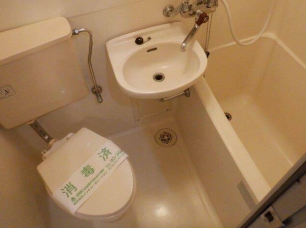 バス・シャワールーム　コンパクトで使いやすいお風呂です