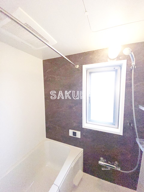 バス・シャワールーム　嬉しい追い焚き・浴室乾燥機付きです♪