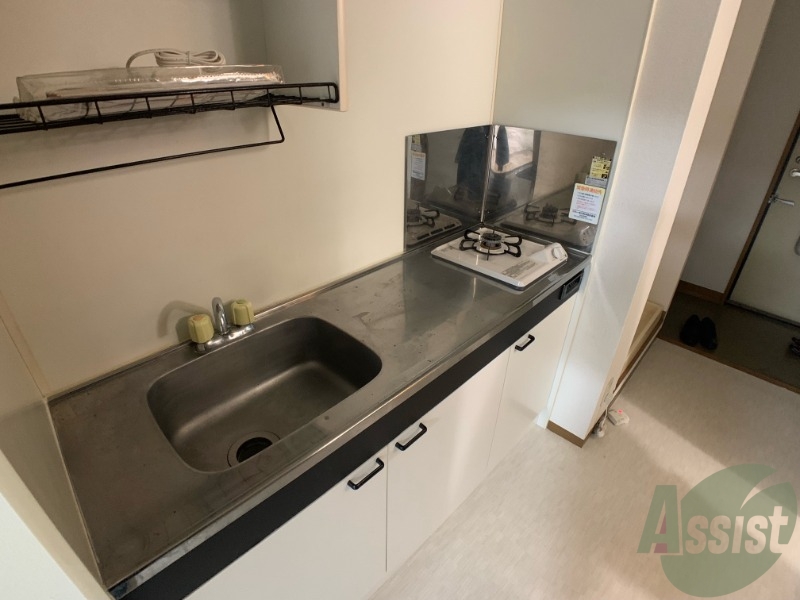 キッチン　１口ガスコンロも設置されていて、調理スペースも広いですね。