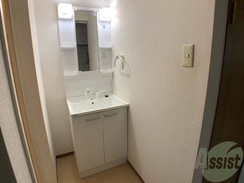 洗面設備　収納スペースがある独立洗面化粧台があるのは便利ですね。