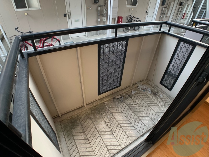 バルコニー　バルコニースペースも広く、洗濯物も問題なく干せそうですね。