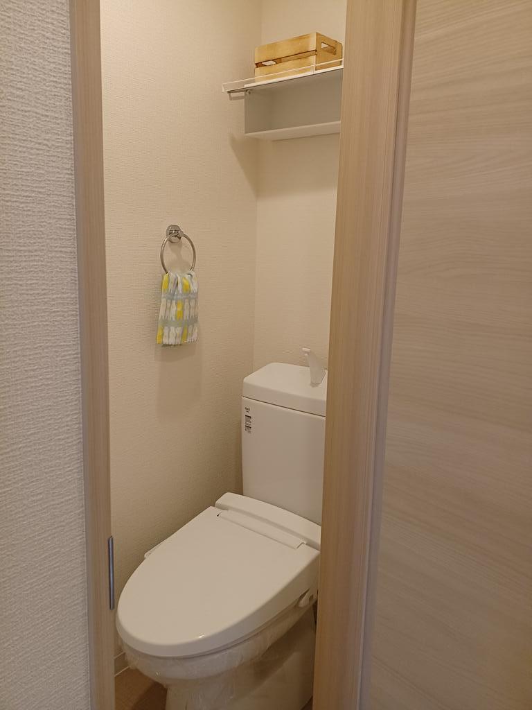 トイレ　トイレの上に棚があって便利♪