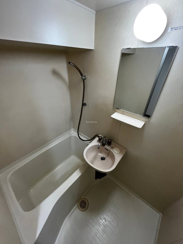 バス・シャワールーム　落ち着いた空間のお風呂です